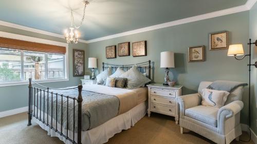 un dormitorio con una cama y una silla en Truly a Treasure by AvantStay Walk to Beach Patio, en Manzanita