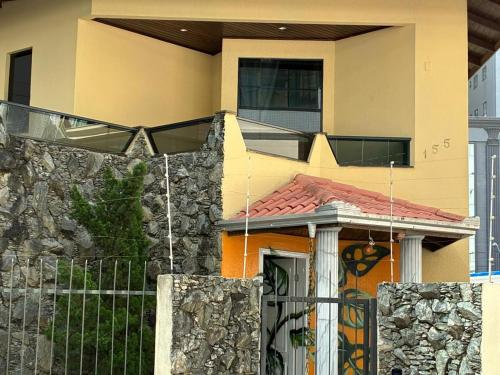 Το κτήριο όπου στεγάζεται  το δωμάτιο σε οικογενειακή κατοικία