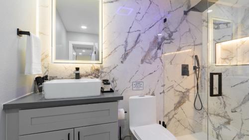 Koupelna v ubytování Calypso by AvantStay Entertainer’s Paradise Pool Hot Tub Putting Green