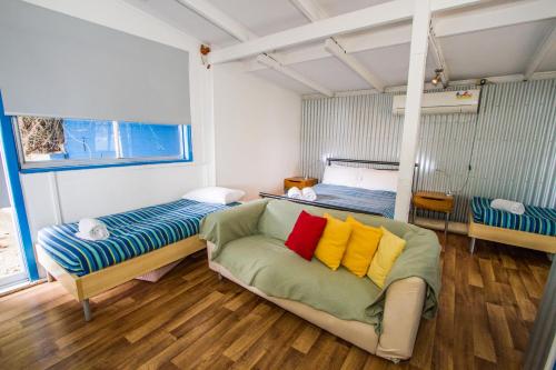 Ένα ή περισσότερα κρεβάτια σε δωμάτιο στο Sunset Villa - Pet-Friendly Studio Retreat with Fantastic View in Historic 1770