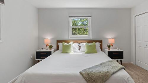 Simply Shores by AvantStay Private Beach Dock Lake Overlook في Long Pond: غرفة نوم بيضاء مع سرير كبير مع مواقف ليلتين