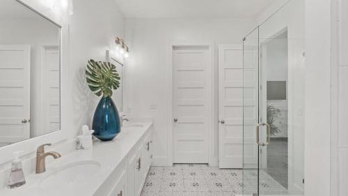 The Flying Pig by AvantStay Private Pool EV Charger Blue Mountain Luxury في شاطئ سانتا روزا: حمام مع حوض و مزهرية مع نبات