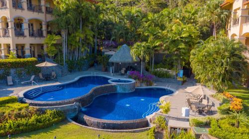 Bazén v ubytování Marbella 3D 3 BR Ocean View nebo v jeho okolí