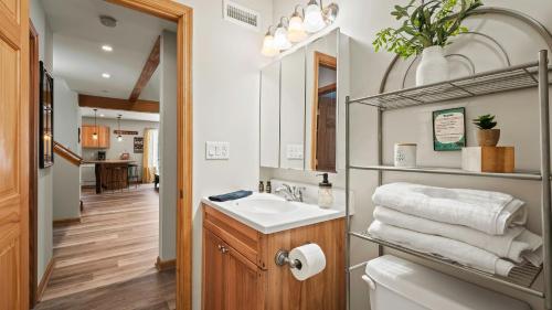 Ένα ή περισσότερα κρεβάτια σε δωμάτιο στο Mountain Hideout by AvantStay Game Room Deck