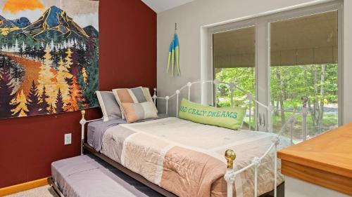 Ένα ή περισσότερα κρεβάτια σε δωμάτιο στο Mountain Hideout by AvantStay Game Room Deck