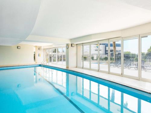 Бассейн в Mantra Twin Towns или поблизости