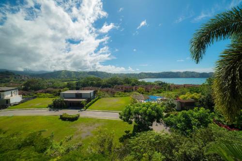 een luchtzicht op een huis met een park bij Montebello 1C - 3 bdr 3 bath Ocean view in Isla Herradura