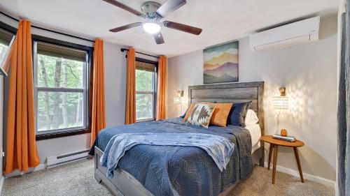 Ένα ή περισσότερα κρεβάτια σε δωμάτιο στο Moshannon Tree-Lined Pocono Retreat w Hot Tub Firepit Pool Table