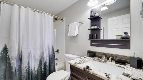 Ένα μπάνιο στο Moshannon Tree-Lined Pocono Retreat w Hot Tub Firepit Pool Table