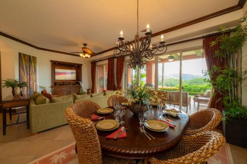 Posezení v ubytování Montebello 1E 3 bed 3 bath ocean view