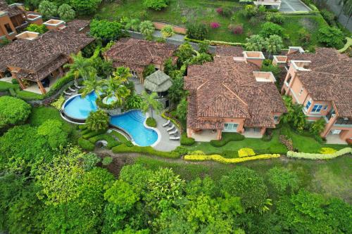 uma vista aérea de uma casa com piscina em Terrazas 1A - 3 bedroom - seven day minimum em Isla Herradura