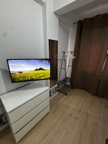 TV a/nebo společenská místnost v ubytování Guest House Monte Abraão 2