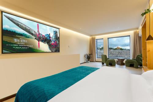 Postel nebo postele na pokoji v ubytování Shangri La Horizon View Hotel Dukezong Ancient City Branch located near the prayer wheel of the Great Buddha Temple, offers free high-speed train plane pick-up upon check-in