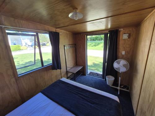 Ένα ή περισσότερα κρεβάτια σε δωμάτιο στο Waitomo TOP 10 Holiday Park