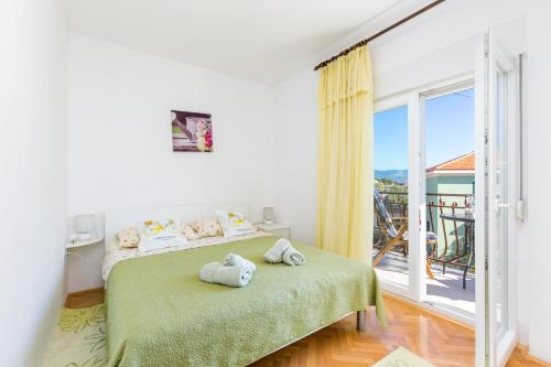 Ένα ή περισσότερα κρεβάτια σε δωμάτιο στο Apartments by the sea Slatine, Ciovo - 24266