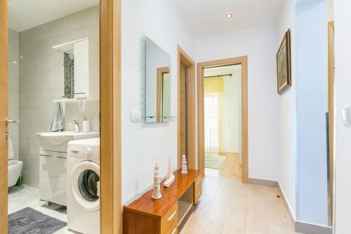 Ένα μπάνιο στο Apartments by the sea Slatine, Ciovo - 24266