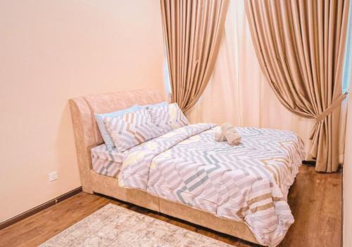 Postel nebo postele na pokoji v ubytování NonaHome Nilai 3