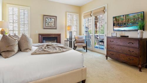 Postel nebo postele na pokoji v ubytování Setting the Standard by AvantStay Luxury Villa