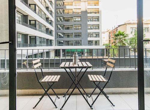 a table and two chairs on a balcony at HOM I Lujoso Depto 2D2B, Ñuñoa con Estacionamiento in Santiago