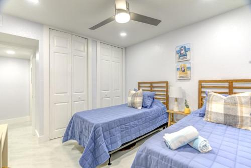 een slaapkamer met twee bedden en een plafondventilator bij Madeira Norte Beachfront Condo - Walk To John's Pass in St Pete Beach