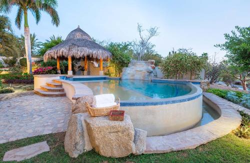 uma piscina em um resort com spa em Palmaritos 6 em El Tule