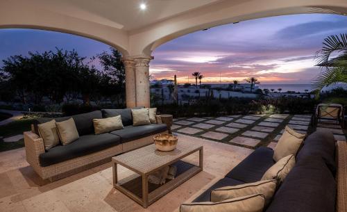 uma sala de estar com sofás e uma mesa num pátio em Palmaritos 6 em El Tule