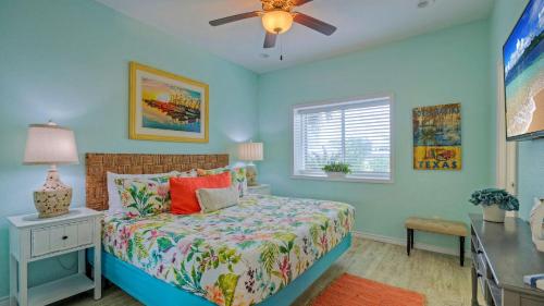 Postel nebo postele na pokoji v ubytování Beach Boardwalk 2 Pools Tennis Pickleball Shorely Blessed by AvantStay