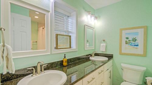 Koupelna v ubytování Beach Boardwalk 2 Pools Tennis Pickleball Shorely Blessed by AvantStay