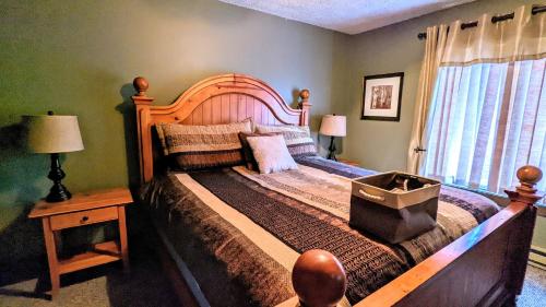 Giường trong phòng chung tại Frost Hollow by AvantStay Deck w Grill Game Room Loft