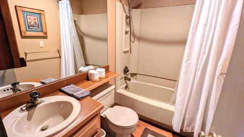 Phòng tắm tại Frost Hollow by AvantStay Deck w Grill Game Room Loft