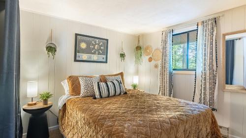 Lakeshore Oasis by AvantStay Private Beach Views Hot Tub Volleyball في Blakeslee: غرفة نوم بسرير كبير ونافذة