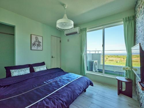 a bedroom with a purple bed and a large window at VOGUE D, a private inn with a panoramic view - Vacation STAY 86199v in Isumi