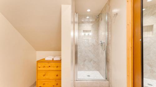 Ένα μπάνιο στο Lake Beach Access Pool Tennis Walk to Chambers Tahoe Timber by AvantStay