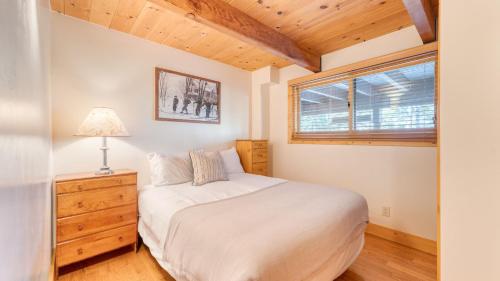 Ένα ή περισσότερα κρεβάτια σε δωμάτιο στο Lake Beach Access Pool Tennis Walk to Chambers Tahoe Timber by AvantStay