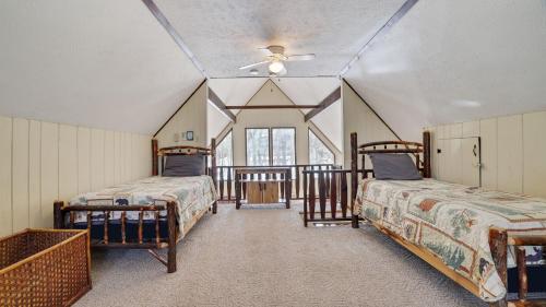 Postel nebo postele na pokoji v ubytování Grateful Escape AvantStay Hot Tub Sauna Deck Firepit Beach Access