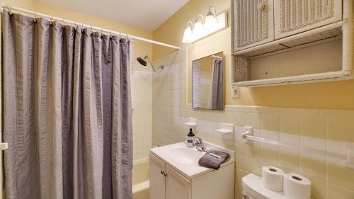 Koupelna v ubytování Grateful Escape AvantStay Hot Tub Sauna Deck Firepit Beach Access