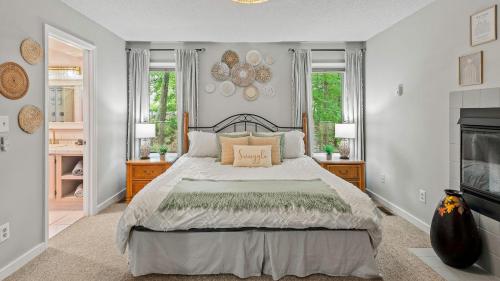 Un pat sau paturi într-o cameră la The Boulder Inn by AvantStay Indoor Hot Tub Game Room Outdoor Fire Pit