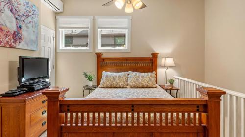 Un pat sau paturi într-o cameră la Slope Lodge Prime Skiing Location Indoor Pool Hot Tub Sauna Private Deck