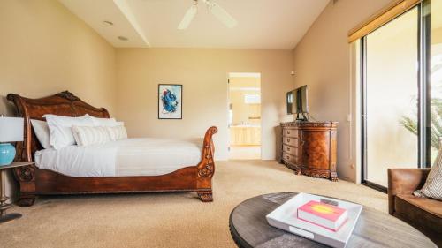 Giường trong phòng chung tại Firefly by AvantStay Spacious Backyard w Pool Hot Tub