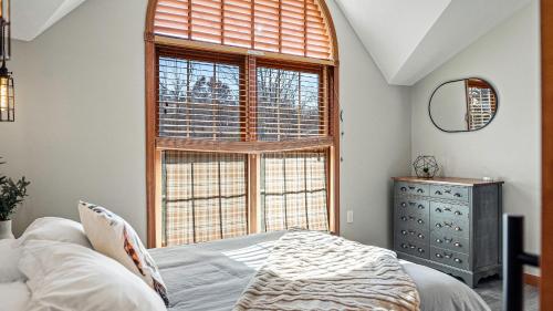 Lakers Pointe by AvantStay Lakefront Private Peninsula Hot Tub Game Room في Long Pond: غرفة نوم بها سرير ونافذة كبيرة