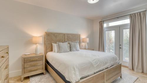 Un pat sau paturi într-o cameră la Destin Dream by AvantStay 2-Story Home Walk to Beach