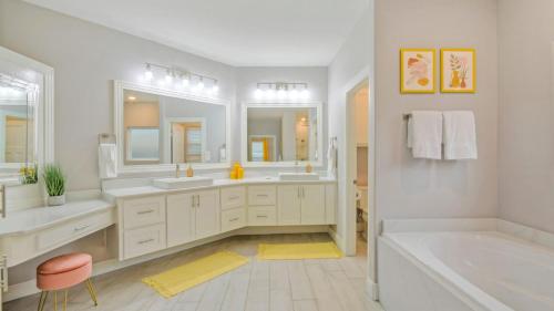 Ένα μπάνιο στο Graford by AvantStay Hot Tub Firepit Mini Putt