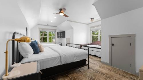 Ένα ή περισσότερα κρεβάτια σε δωμάτιο στο Paradise Pointe by AvantStay Lakefront Views Playset