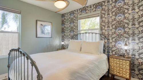 Кровать или кровати в номере Casa do Sol by AvantStay Rooftop Deck w Ocean Views 2 blocks to Beach