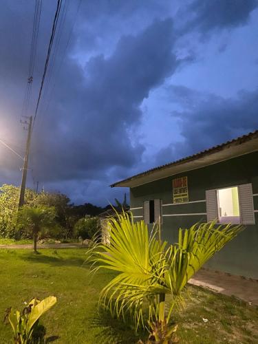 Κήπος έξω από το Kitnet na praia de coroados