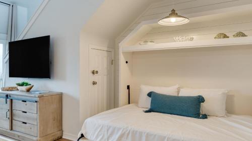 The Sea Chord Gulf Lake Views Balcony Pool في شاطئ سانتا روزا: غرفة نوم عليها سرير ومخدة زرقاء