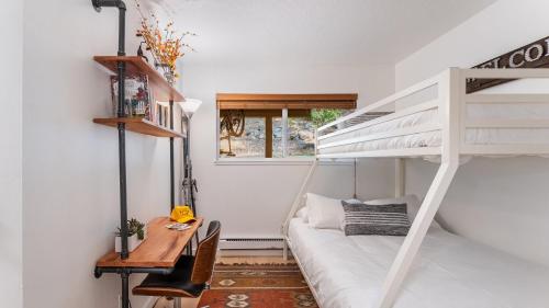 En eller flere senge i et værelse på Tahoe Dreamin’ by AvantStay Central Location