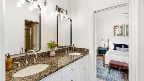 Et badeværelse på Pool Views Hot Tub Fire Pit Arcade Vista Clara by AvantStay