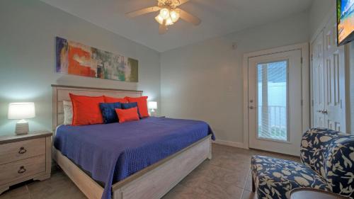 Un dormitorio con una cama y un ventilador de techo. en Chic 2BR Coastal Condo Shared Pool Near the Beach Costa Bahia 103, en Port Aransas