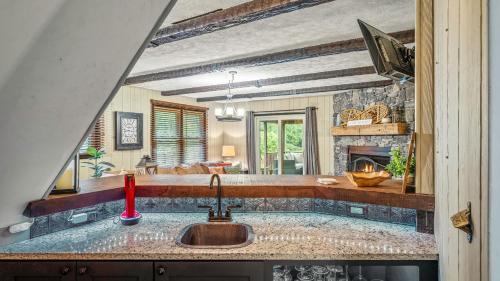 Fotografie z fotogalerie ubytování Double Diamond Lodge by AvantStay Group Escape w Firepit Patio Activities v destinaci Lake Harmony